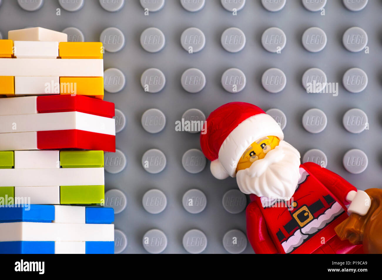 Tambow, Russische Föderation - Mai 20, 2018 Lego Santa Claus und Stapel von präsentiert auf der grauen Grundplatte Hintergrund. Studio gedreht. Stockfoto