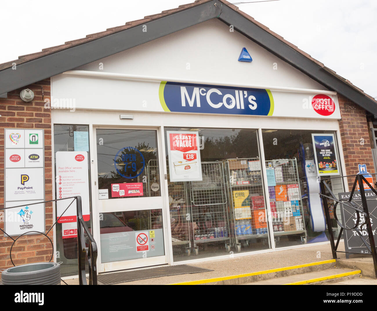 Die McColl Kiosk Convenience Store Shop und Post, Hollesley, Suffolk, England, Großbritannien Stockfoto