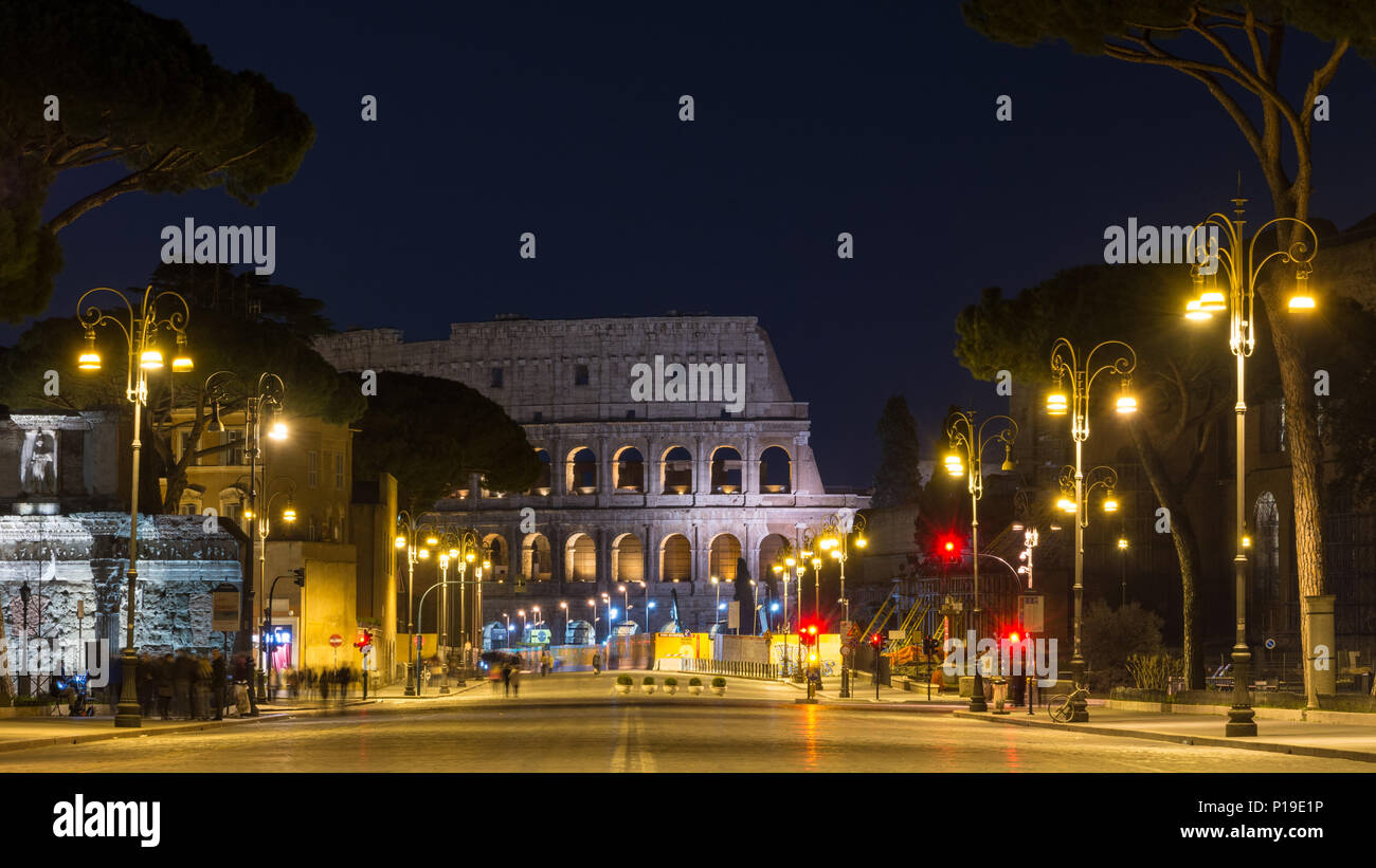 Rom, Italien, 25. März 2018: Die Ruinen der römischen Kolosseum steigen über die Via dei Fori Imperiali Straßen- und Bauarbeiten für die U-Bahn Linie C. Stockfoto