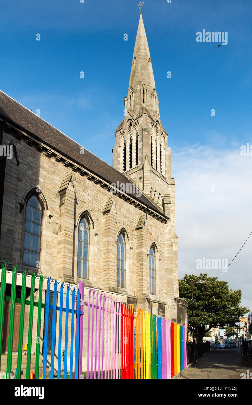 Dublin, Irland - 17. September 2016: ein bunter Regenbogen gemalt Zaun am Saint Laurence O'Toole Kirche im Norden Strand Nachbarschaft von Dublin. Stockfoto