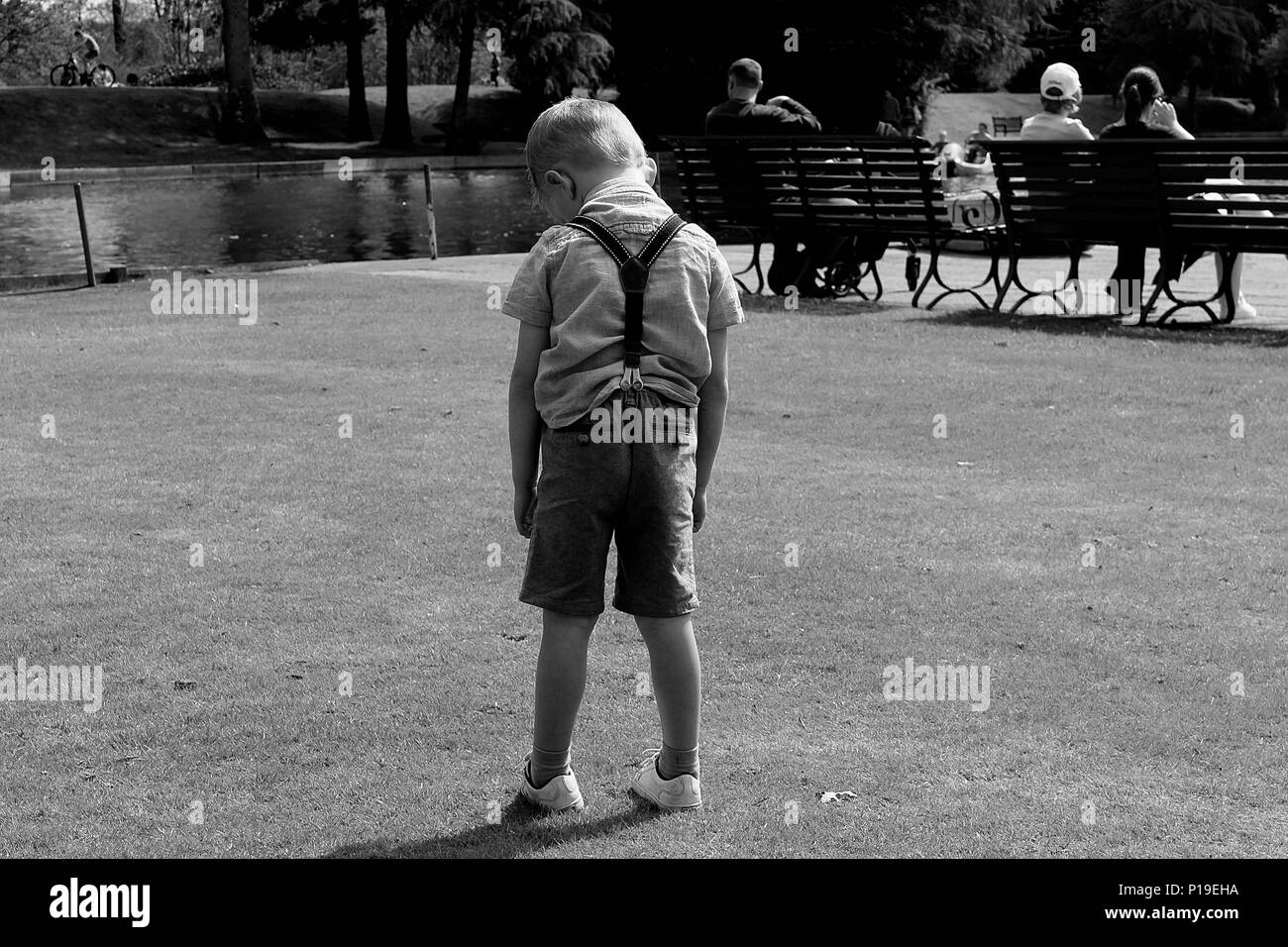 Traurige Junge Allein In Shorts Schwarz Weiss Foto Stehend Stockfotografie Alamy