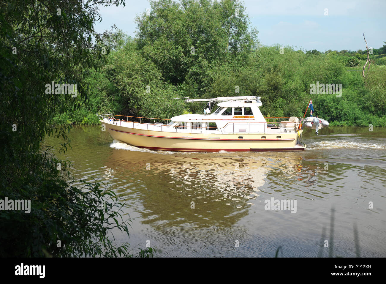 Upton auf Severn, Worcestershire, Großbritannien - Motorboot Bootfahren auf dem Fluss Severn Stockfoto