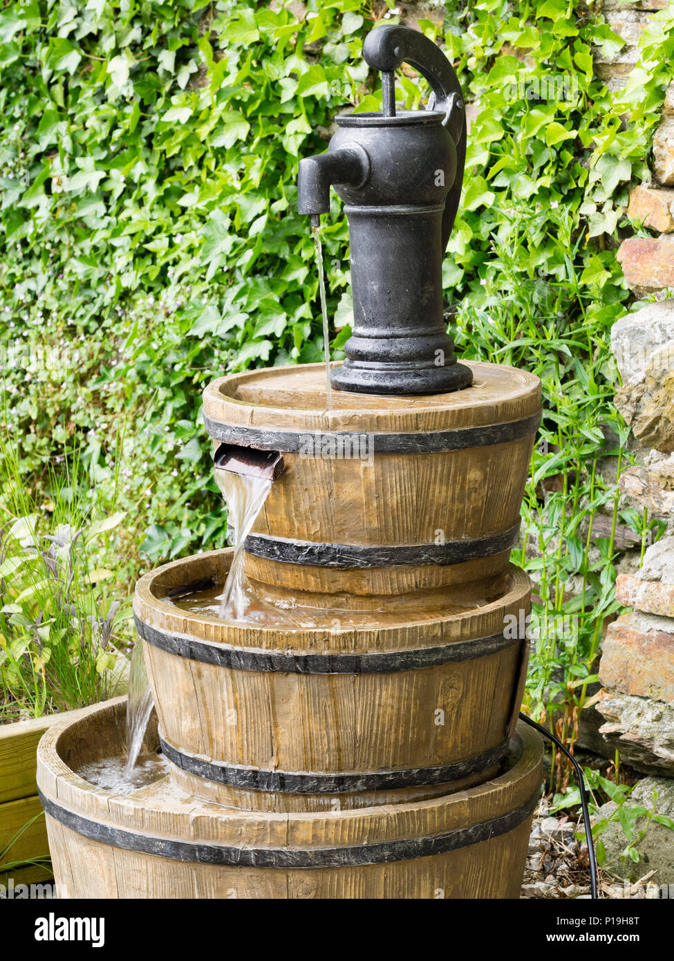 Garten Wasser als drei Fässer mit Pumpe oben angeordnet Stockfoto