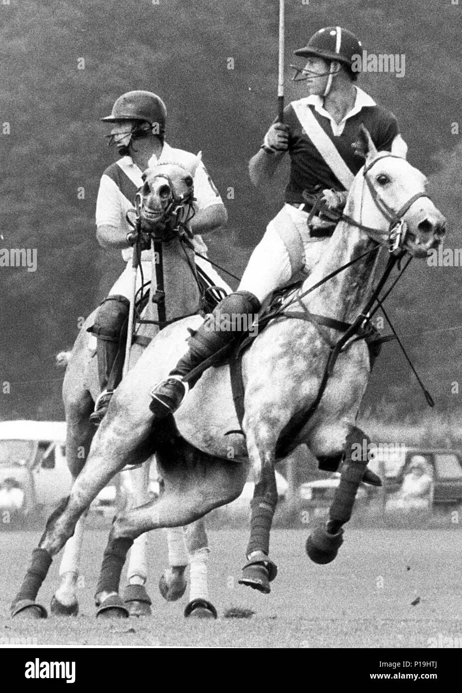 PRINCE CHARLES IN AKTION AUF DEM POLO-FELD IM COWDRAY PARK, MIDHURST. Stockfoto