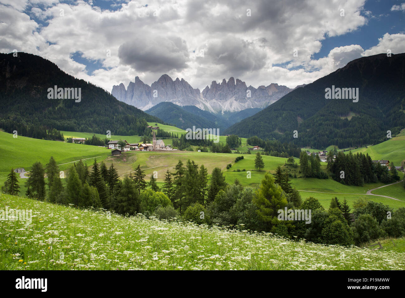 St. Magdalena Dorf im Val di Funes/Villnoss Tal, Provinz Südtirol, Italien Stockfoto