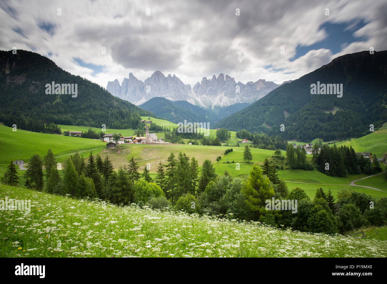 St. Magdalena Dorf im Val di Funes/Villnoss Tal, Provinz Südtirol, Italien (lange Belichtung) Stockfoto