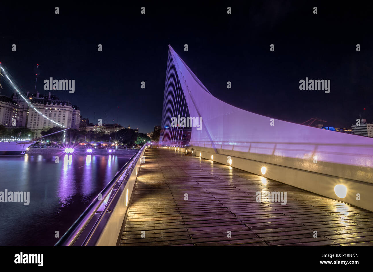 Frauen Brücke (Puente de La Mujer) in Puerto Madero in der Nacht - Buenos Aires, Argentinien Stockfoto