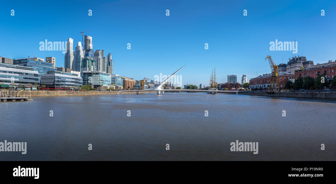 Panoramablick auf Puerto Madero und der Frauen Brücke (Puente de La Mujer) - Buenos Aires, Argentinien Stockfoto