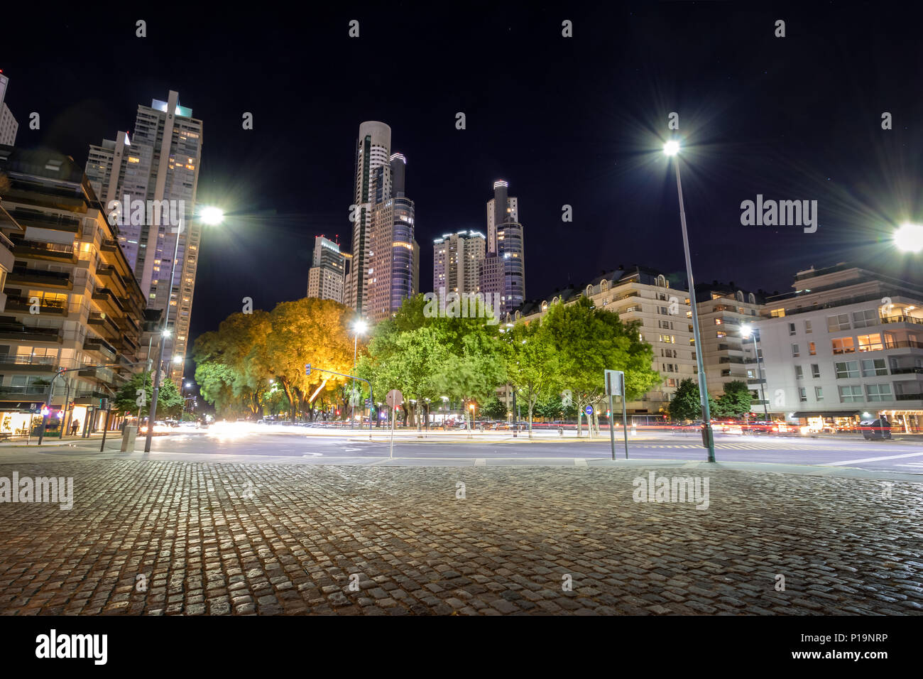 Straße und Gebäude in der Gegend von Puerto Madero - Buenos Aires, Argentinien Stockfoto