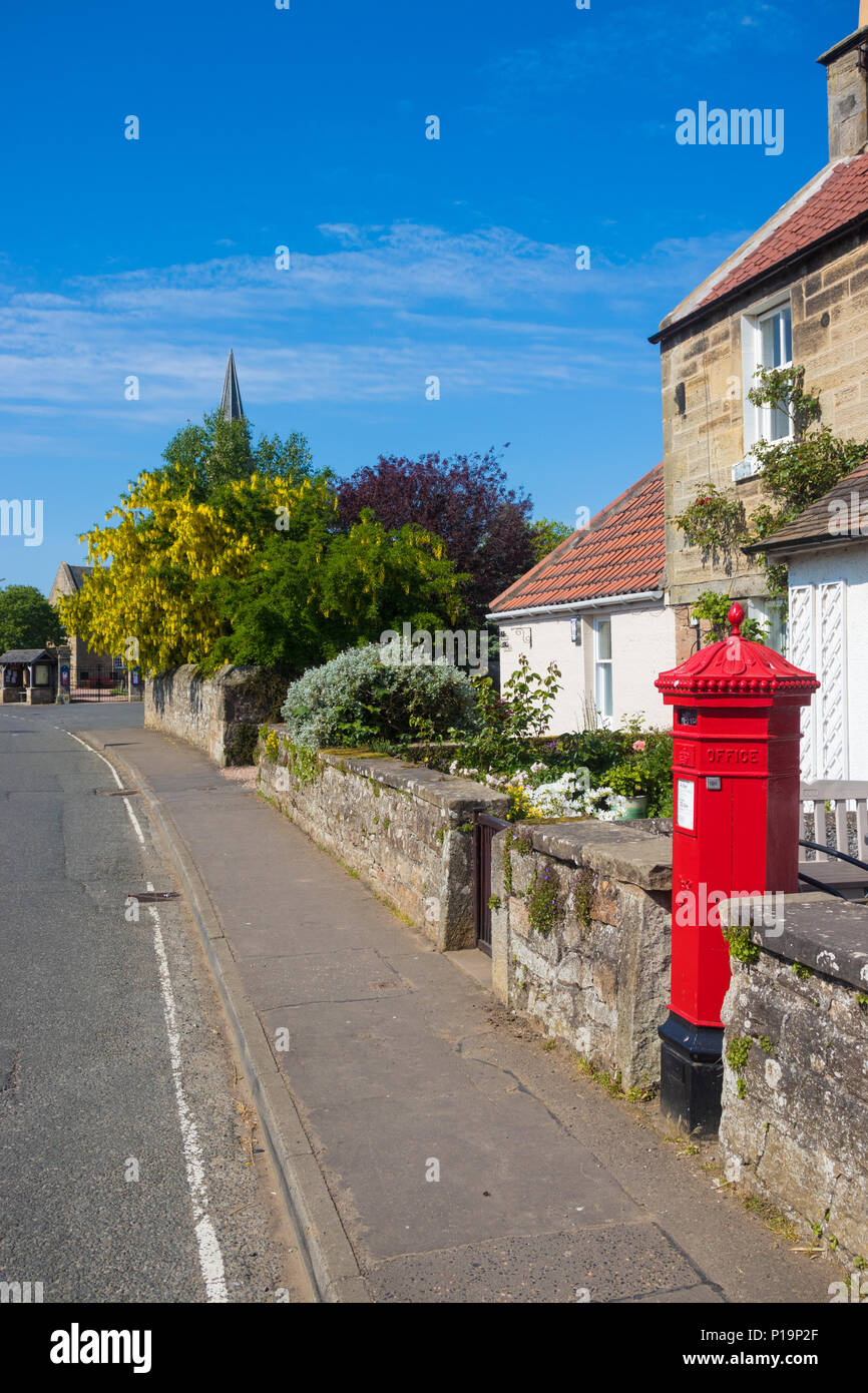 Ein Blick auf die Straße des Dorfes Kingsbarns im Osten Neuk der Fife, Schottland Stockfoto