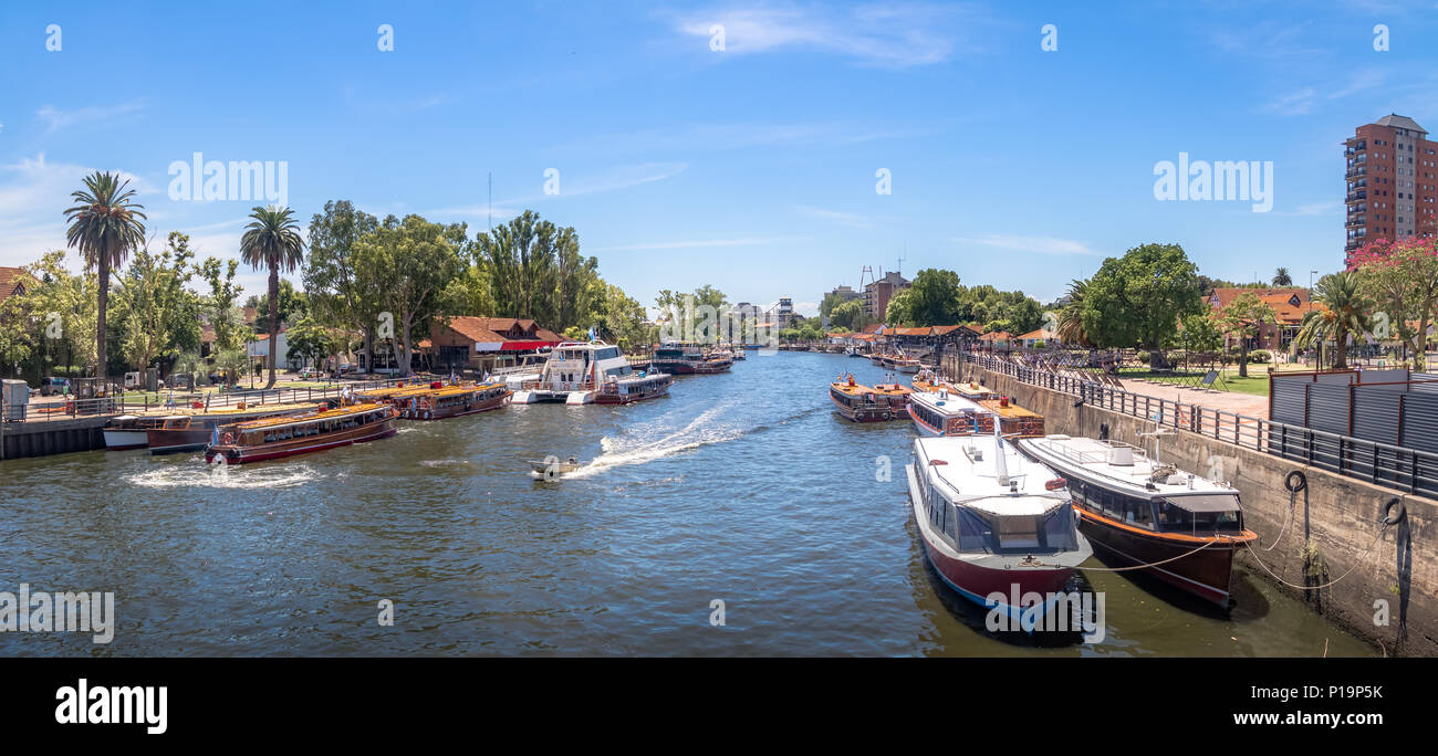 Panoramablick auf Boote bei Tigre Flusses - Tigre, Buenos Aires, Argentinien Stockfoto