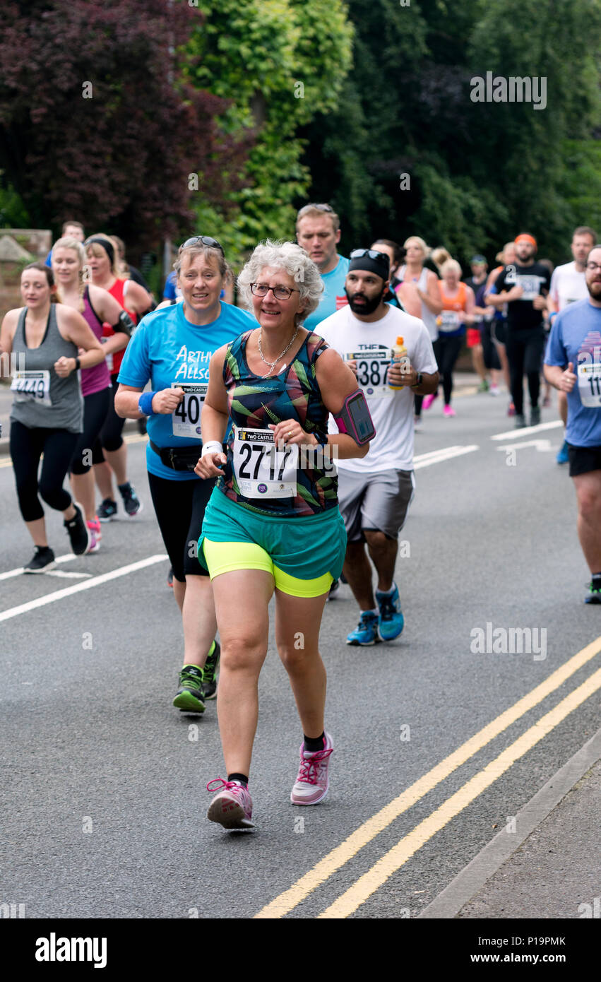 Läufer in die beiden Burgen 10k road race, Warwick, Großbritannien Stockfoto
