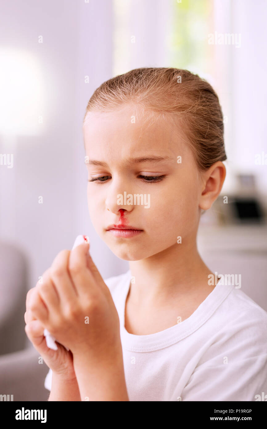 Traurig freudlos Mädchen betrachten die Papiertuch Stockfoto