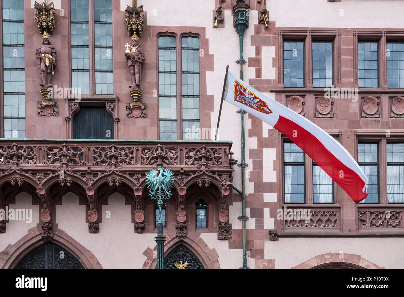 In der Nähe der architektonischen Details an der Fassade von Romer Rathaus Gebäude, Römerberg, Altstadt, Frankfurt am Main, Hessen, Deutschland Stockfoto