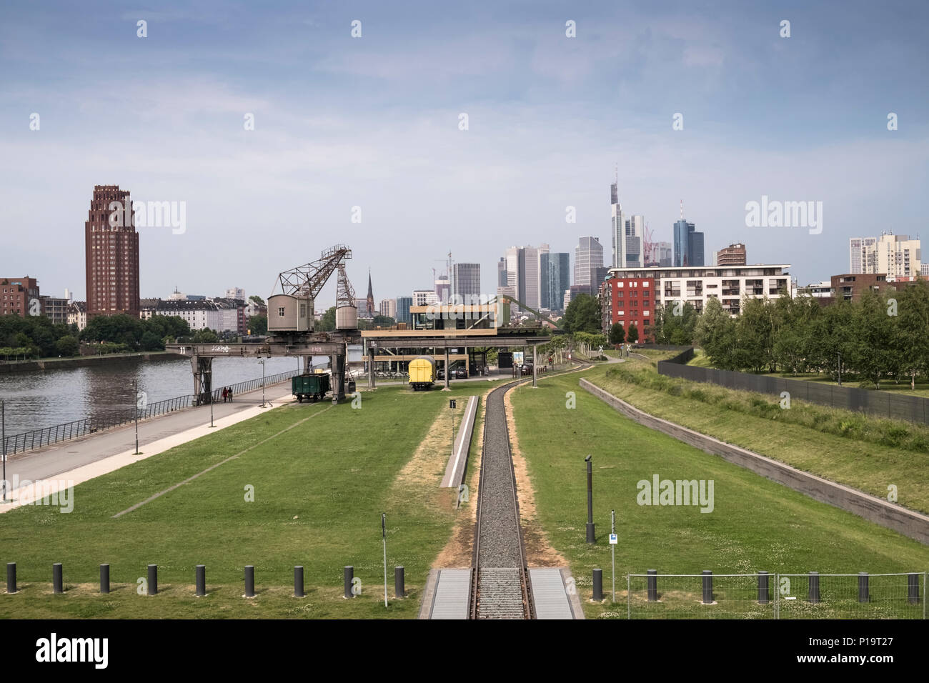 Industriekultur Artefakte entlang des Flusses Main, mit moderner Architektur Skyline im Hintergrund, Ostende, Frankfurt am Main, Hessen, Deutschland. Stockfoto