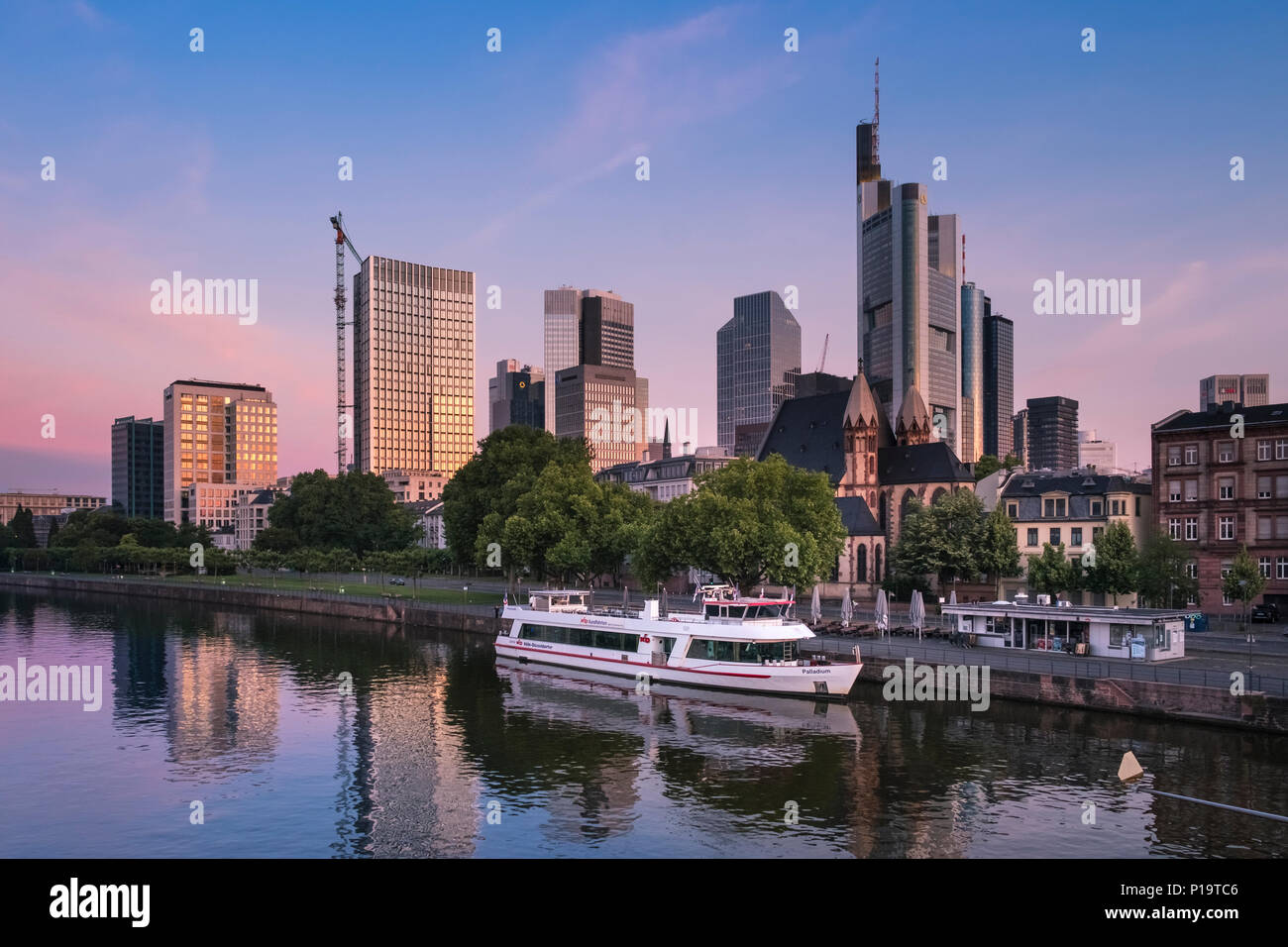 Sunrise Licht auf die moderne Architektur der Stadt Frankfurt am Main, Hessen, Deutschland Stockfoto