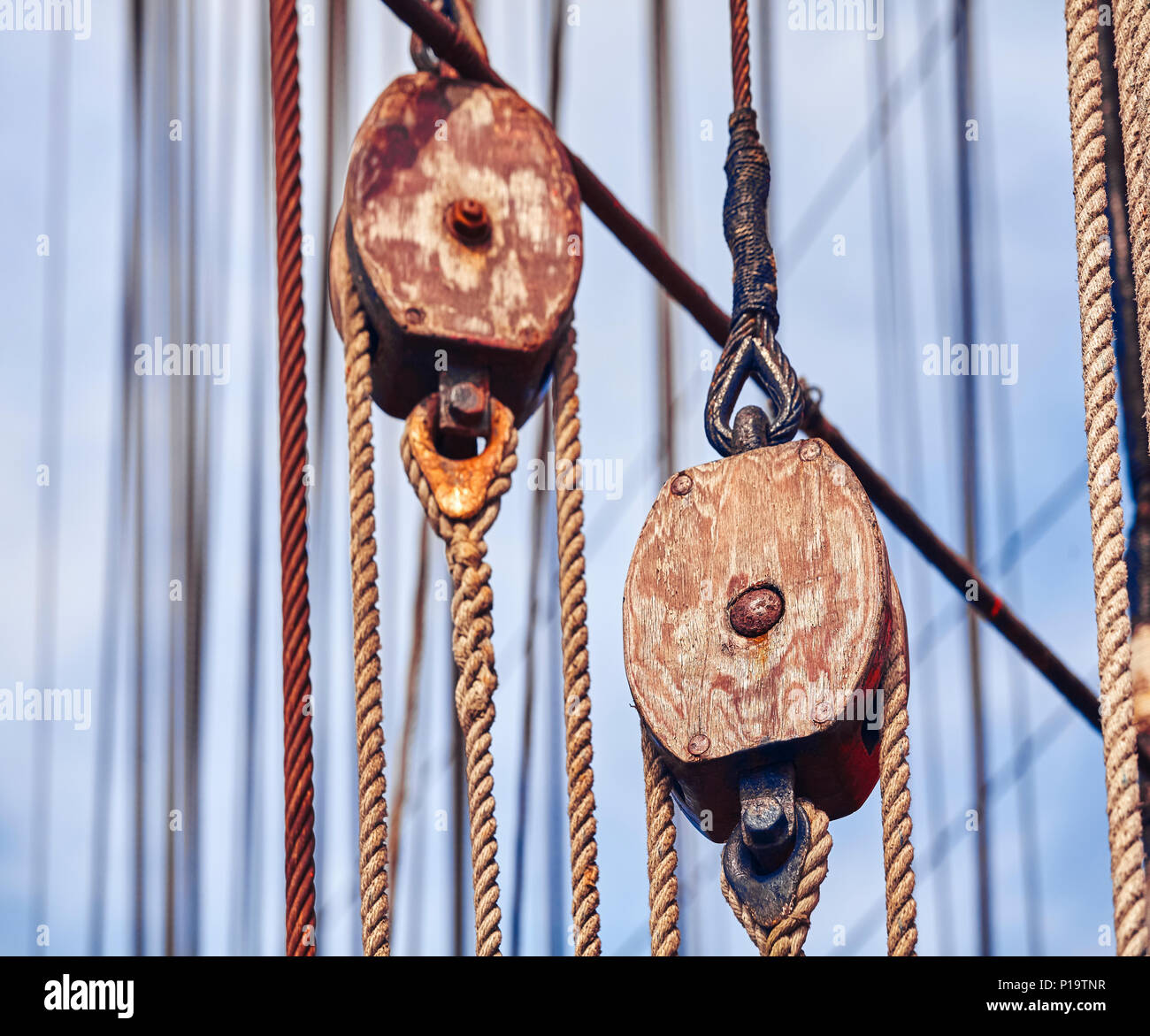 Vintage getönten alten Segelschiff Holz- Riemenscheiben, nautische Hintergrund. Stockfoto