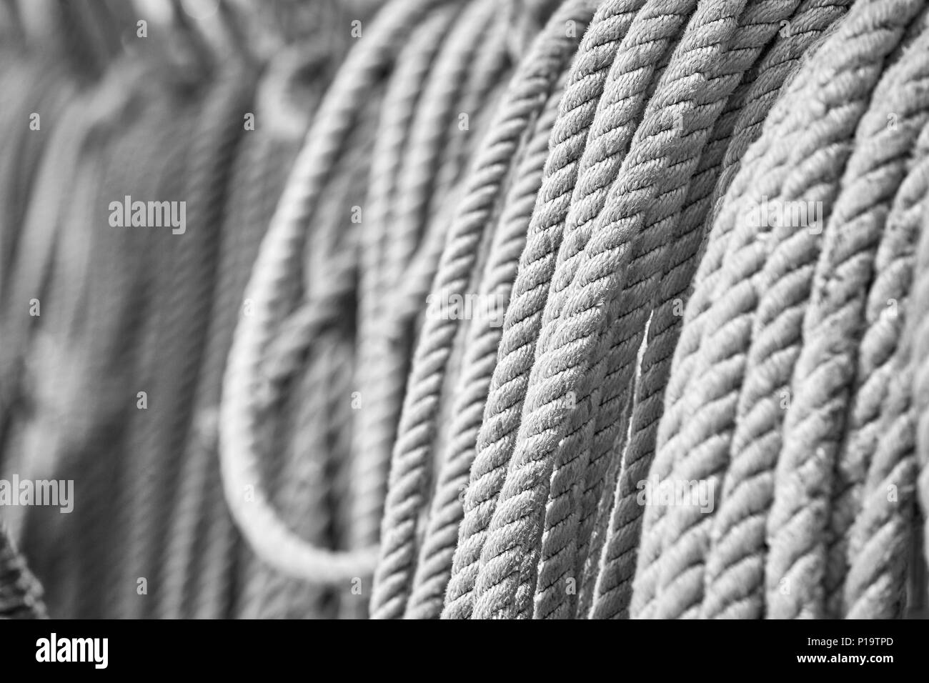 Schwarz/Weiß-Bild vom alten Segelboot Seile, selektiver Fokus, nautische Hintergrund. Stockfoto