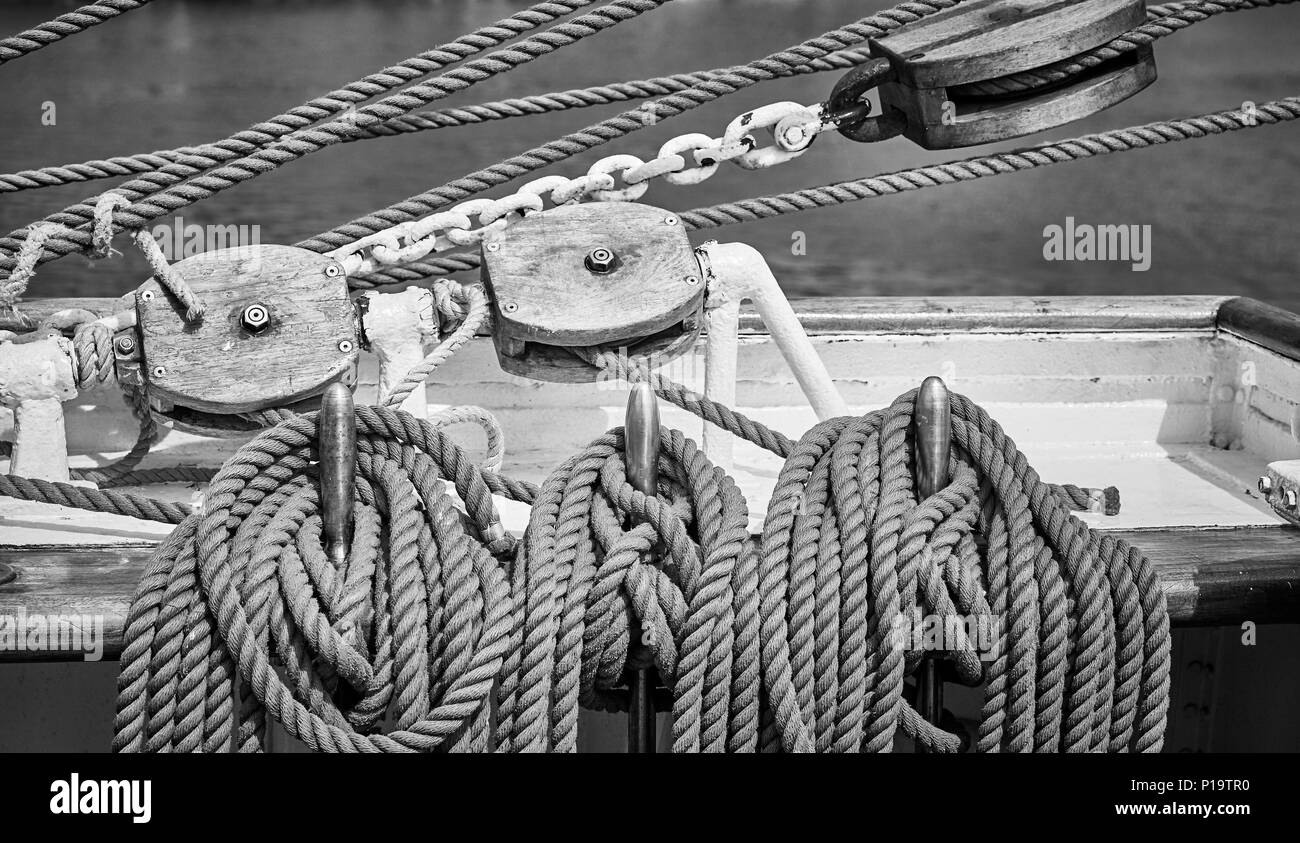 Schwarz/Weiß-Bild vom alten Segelboot Rigging. Stockfoto