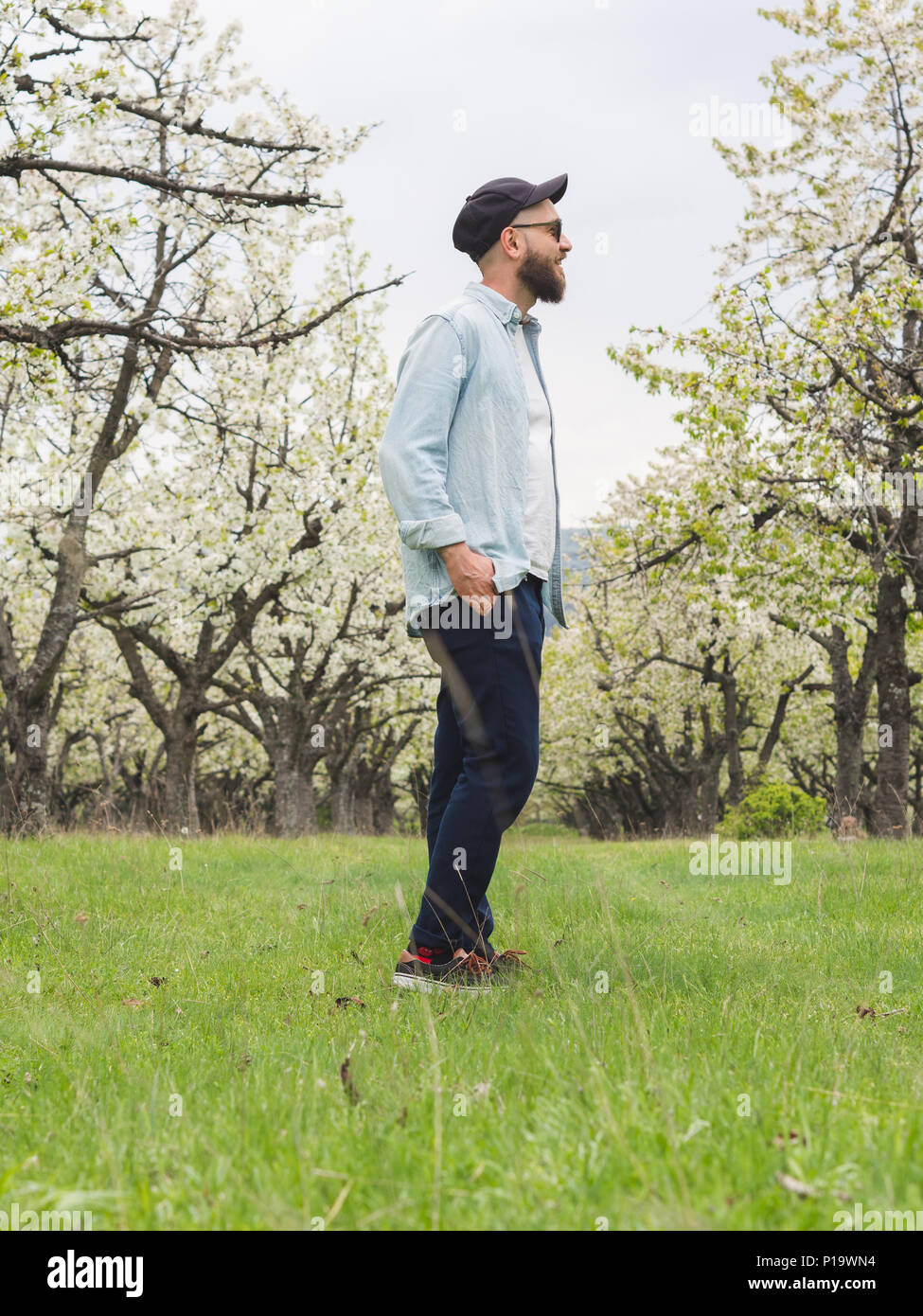 Hipster Mann legere Kleidung und Sonnenbrillen beim Spaziergang in der Natur Bärtigen Stockfoto