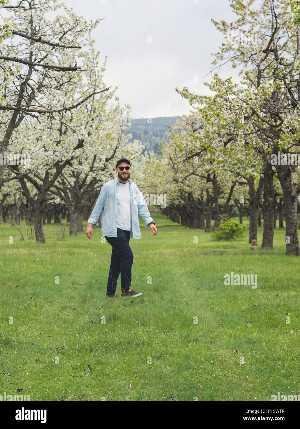 Hipster Mann legere Kleidung und Sonnenbrillen beim Spaziergang in der Natur Bärtigen Stockfoto