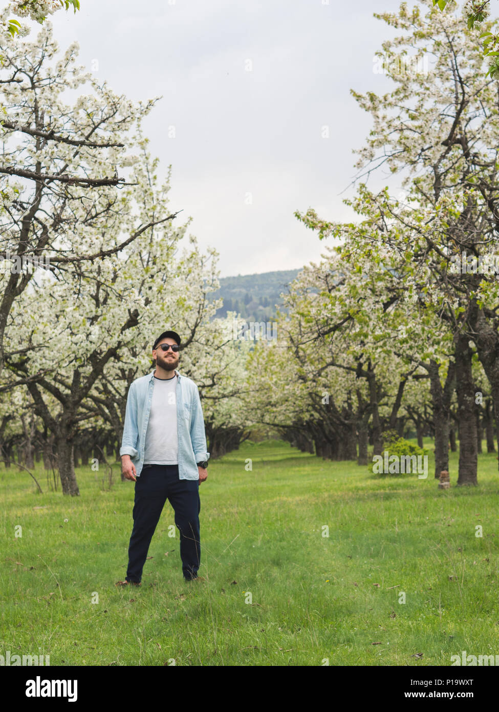 Hipster Mann legere Kleidung und Sonnenbrillen beim Spaziergang in der Natur Bärtigen Stockfoto