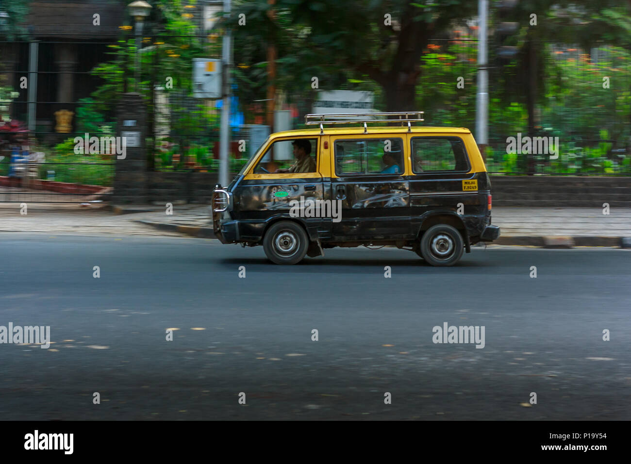 MUMBAI, INDIEN - Dezember 4, 2016: Traditionelle indische schwarze und gelbe Taxi fahren Sie entlang der geschäftigen Straßen von Mumbai Stockfoto