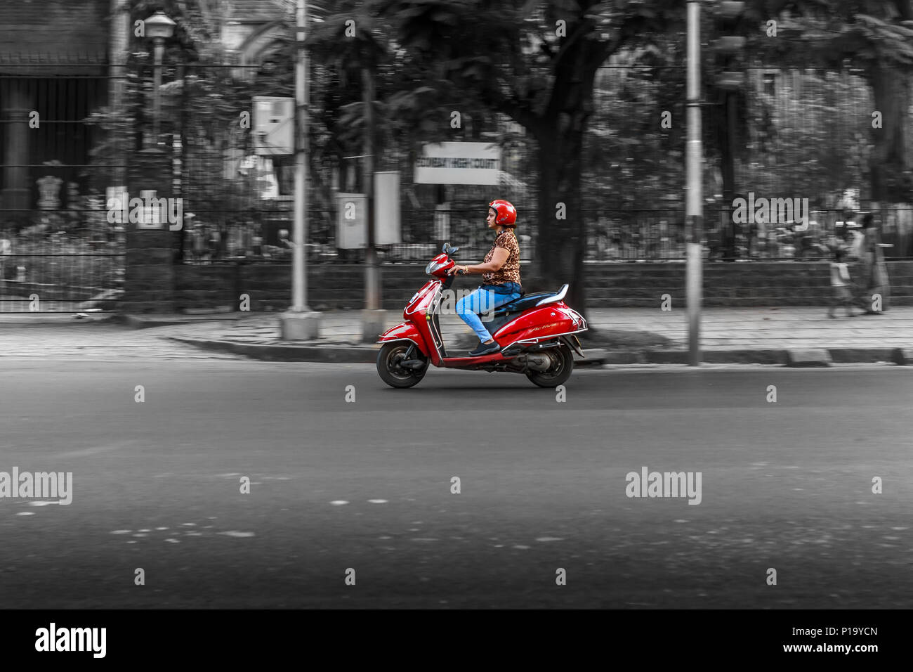 MUMBAI, INDIEN - Dezember 4, 2016: eine Frau, ein Motorrad auf den Straßen von Mumbai Stockfoto