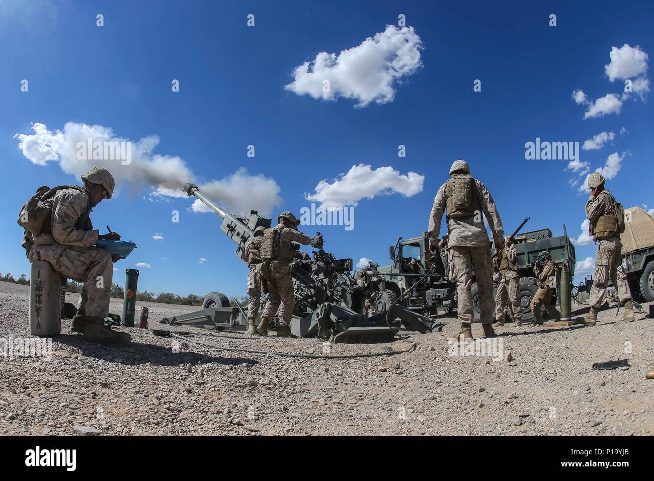 Us-Marines mit 1St Bataillon, 11 Marine Regiment Feuer die M777 Haubitze während einer CH-53 Tag Schlacht Übung Übung am Feuer Base Burt, Calif., Okt. 1, 2016. Die CH-53battle Drill ist Teil der Waffen und Taktiken Kursleiter (WTI) 1-17, einer siebenwöchigen Ausbildung Veranstaltung bewirtet durch MAWTS-1 Kader. MAWTS-1 bietet standardisierte taktische Schulung und Zertifizierung der Ausbilder Qualifikationen zu Marine Aviation Training und die Bereitschaft, Unterstützung und hilft bei der Entwicklung und dem Einsatz der Luftfahrt Waffen und Taktiken. (U.S. Marine Corps Foto: Staff Sgt. Artur Shvartsberg, MAWTS-1 COMCAM) Stockfoto