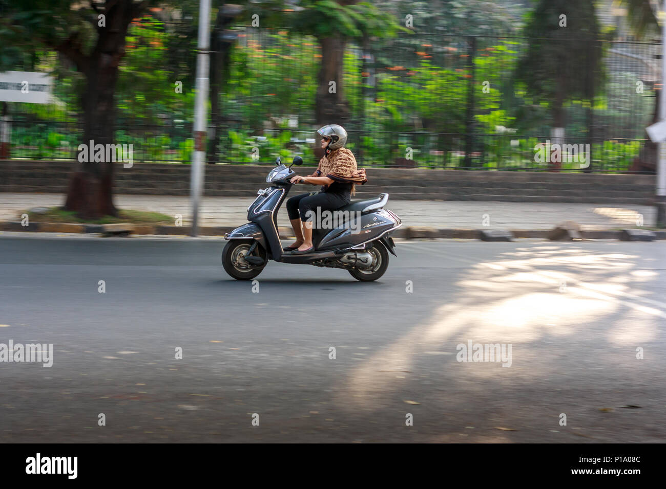 MUMBAI, INDIEN - Dezember 4, 2016: eine Frau, ein Motorrad auf den Straßen von Mumbai Stockfoto