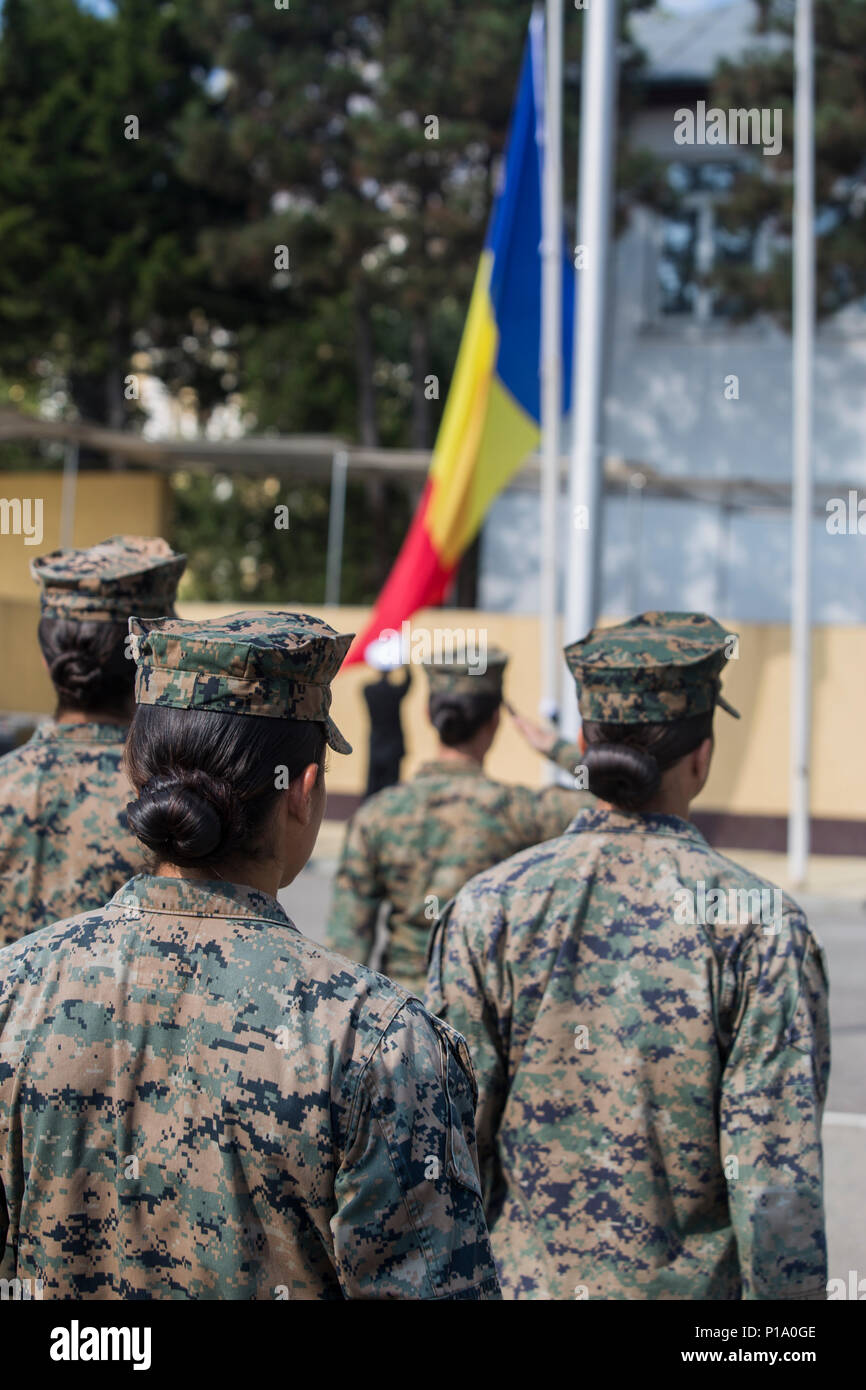 Frauen, die mit einem US-Marine weibliche Engagement Team in Europa, ihre Fähigkeiten in der Marine Corps martial arts gezeigt, nicht-tödliche Waffen, ausländischen Waffen Handling und zur Bekämpfung der lifesaving zu Mircea cel Bătrân Naval Academy Studenten in Constanta, Rumänien, 1. Okt. 2016. Die Marines verbrachten zwei Wochen tun, militärische und militärisch-zivilen Engagements der regionalen Sicherheit und Stabilität zu verbessern. (U.S. Marine Corps Foto von Sgt. Michelle Reif) Stockfoto