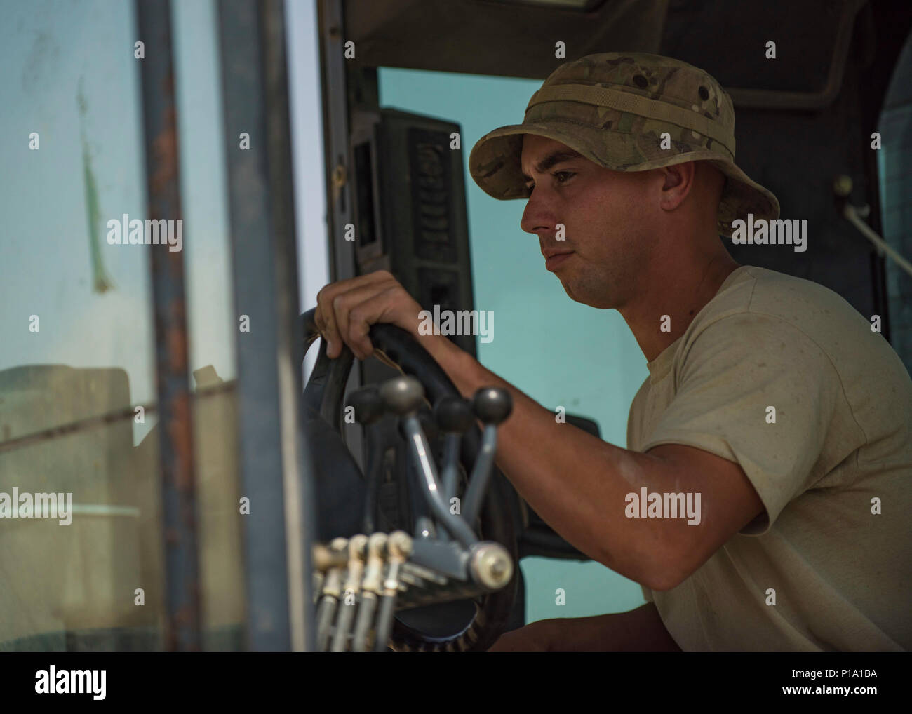 Senior Airman Austin DeDeo Expeditionary Bauingenieur, 455Th Squadron Bürgersteige und schwere Ausrüstung Techniker, steuert einen Motor Grader, Flughafen Bagram, Afghanistan, der 4. Oktober 2016. Motorgradern verwendet werden Kies in Vorbereitung Straßen zu bauen. (U.S. Air Force Foto von älteren Flieger Justyn M. Freeman) Stockfoto