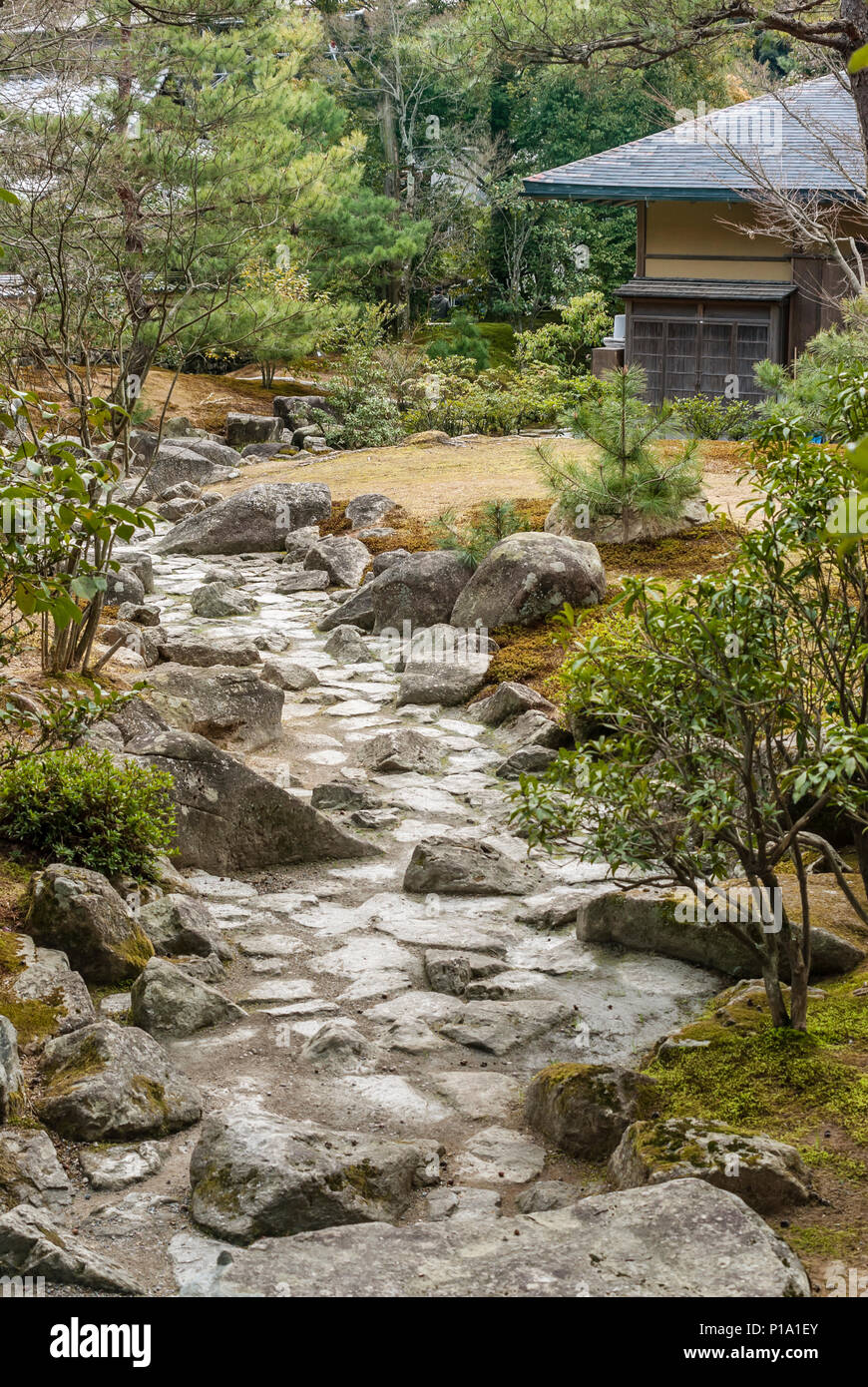 Gartenpfad am Rokuon-ji Temple Garden in Kyoto, Japan Stockfoto