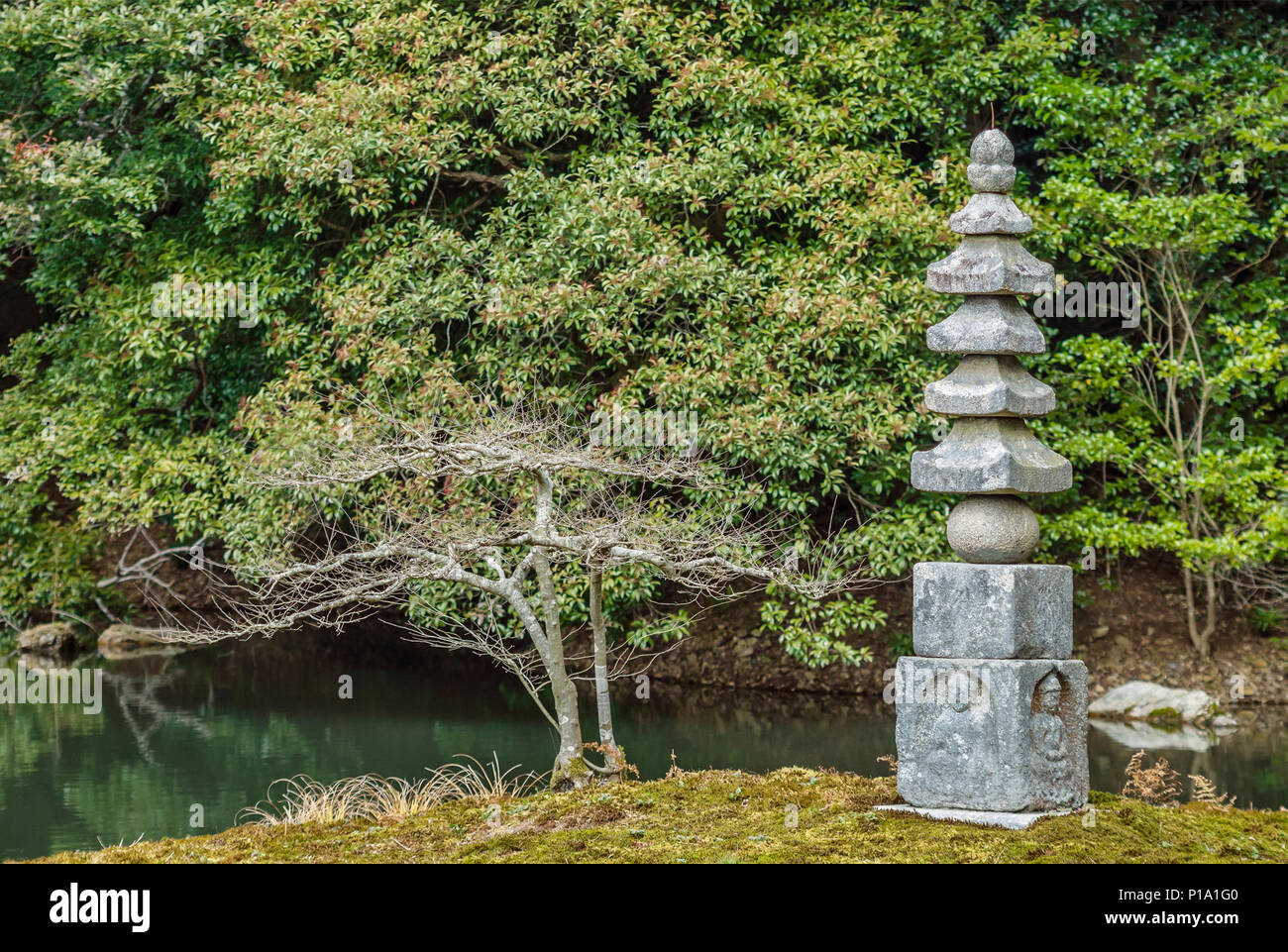An-Min-Taku Teich und die Hakuja-no-Tsuka Steinpagode am Rokuon-ji Temple Garden in Kyoto, Japan Stockfoto