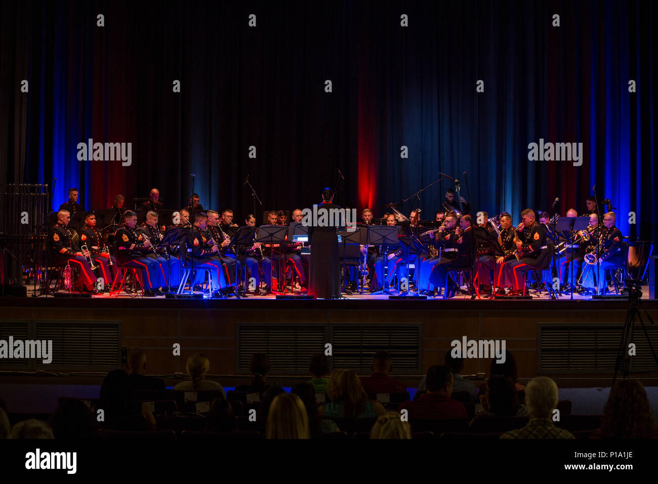 Die 2. Marine Flugzeugflügel (MAW) Band bei einem Konzert in der Marine Corps Air Station Cherry Point, N.C., Oktober 2, 2016. Die 2. MAW Band hielt das Konzert sowohl militärische als auch der lokalen Gemeinschaft zusammen zu bringen. (U.S. Marine Corps Foto von Lance Cpl. Jered T. Stein/Freigegeben) Stockfoto