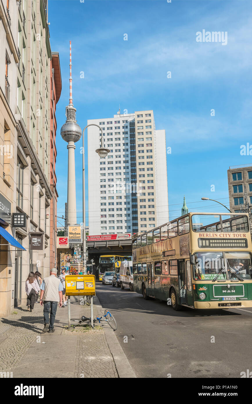 Berlin Offener Doppeldecker-Sightseeing-Bus mit Fernsehturm im Hintergrund, Deutschland Stockfoto