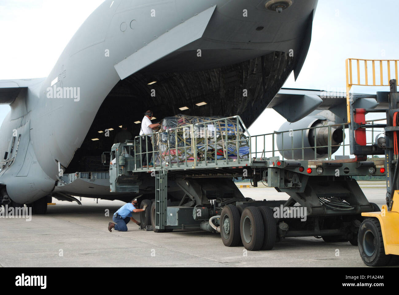 Naval Air Station Pensacola Air Ops personal Paletten Entladen von Gepäck und Haustiere für Hurrikan Matthew Umsiedler aus der Marinestation Guantánamo Bay. NASP ist Gehäuse rund 700 Ehepartner und Kinder der Mitglieder auf Guantanamo. Hurricane Matthew war ein Hurrikan der Kategorie 4, die in den Westlichen Atlantik gebildet und die Haiti, Kuba und den Bahamas betroffen, bevor die Ostküste der Vereinigten Staaten. (U.S. Marine Foto von Cathy Whitney) Stockfoto