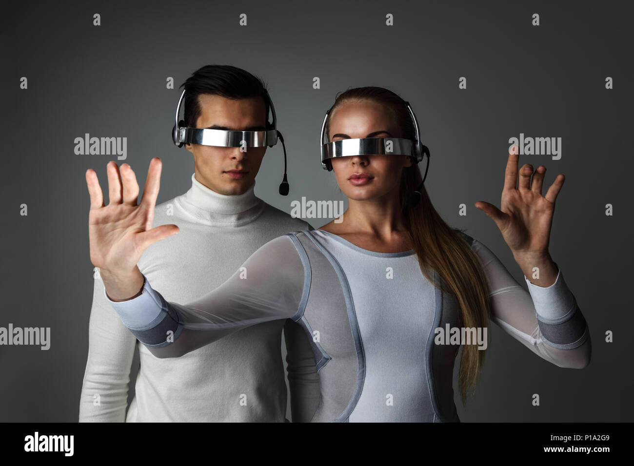 Paar arbeiten mit futuristischen Anzeige mit futuristischen VR-Brille,  Innovation, Zukunft Konzept Stockfotografie - Alamy