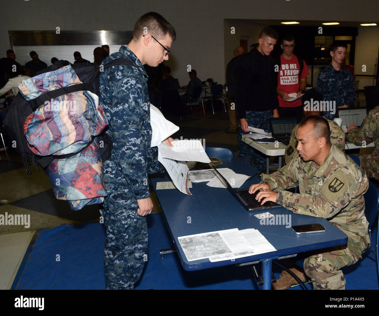 Staff Sgt. Hoan Nguyen, mit Die 165 Infanterie Brigade, Zeichen in Seaman 1. Klasse Gage Matthew Sand, mit der Marine Atomkraft Ausbildung Befehl in Charleston, S.C. am Salomo Center auf Fort Jackson 6. Sand und andere marine Personal aus Charleston wurden in Fort Jackson als Hurrikan Matthew evakuiert nach unten trägt an der Ostküste. Sand sagte, er war Teil einer Gruppe von frischen Segler'' nach Charleston, aber die Waren ent Zurück zu Boot Camp." Er fügte hinzu, er hofft, daß "niemand tut etwas Dummes zu erhalten uns durch Drill sergeants schrie." (U.S. Armee Foto von Robert Timmons, Fort Jackson öffentlichen Affai Stockfoto