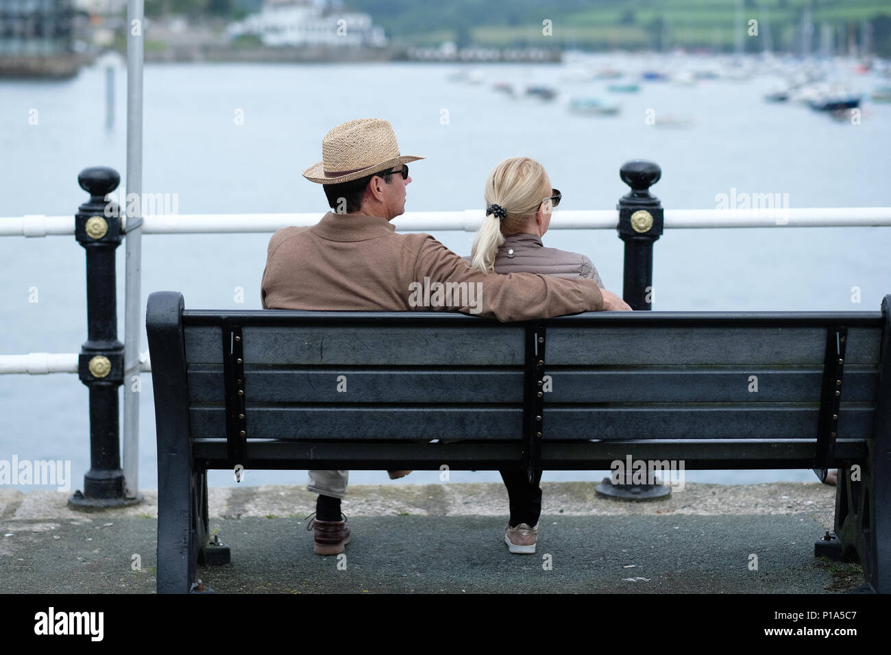 Eine elegant gekleidete Paar auf der Pier in Falmouth, Cornwall. Stockfoto