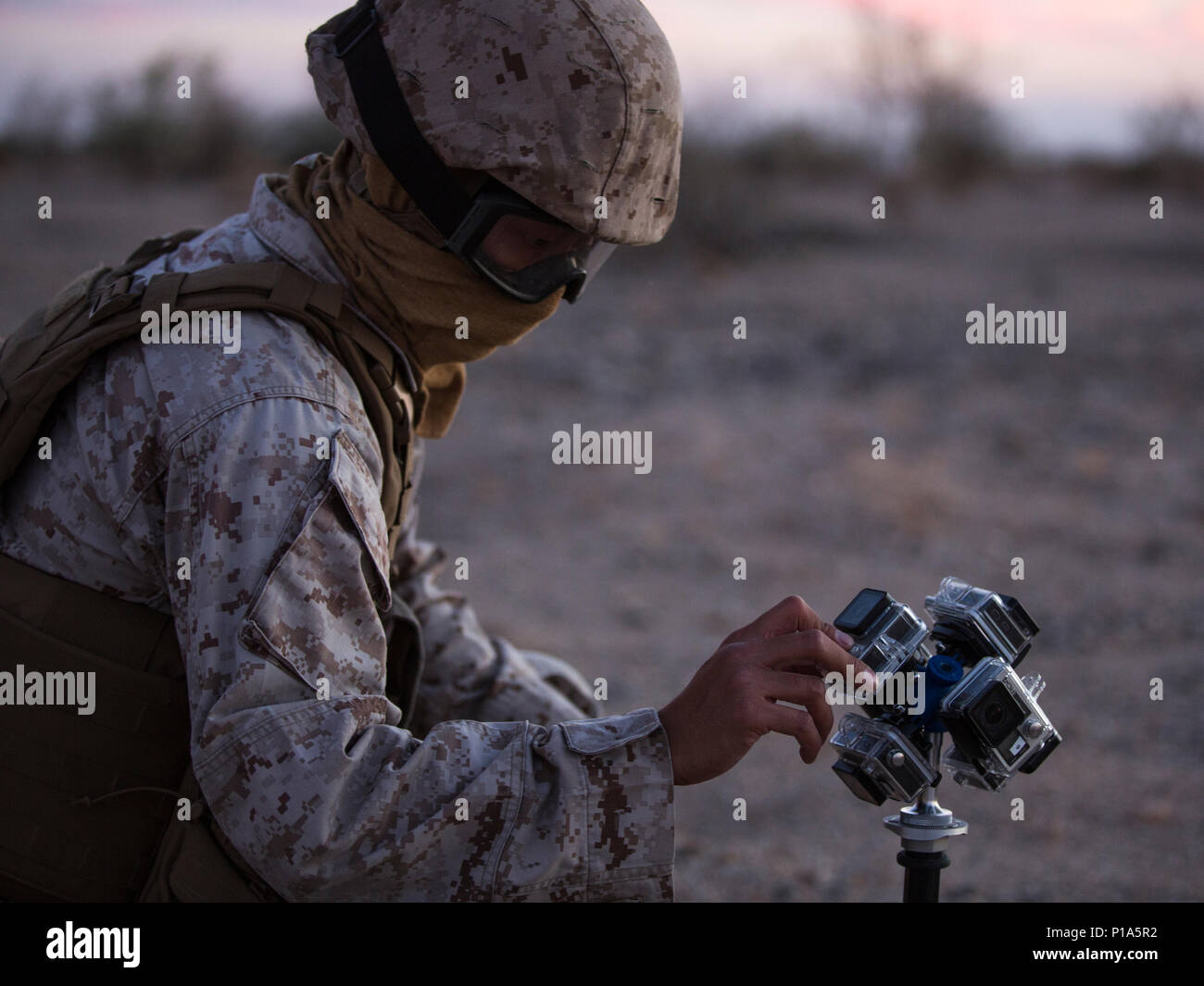 US Marine Corps CPL. AaronJames Vinculado, Fotograf mit Marine Aviation Waffen und Taktiken Squadron One (MAWTS-1) Dokumente-Operationen mit Technologie aus den Raum und Naval Warfare Systems Center Pacific Battlespace Ausbeutung der Mixed Reality (BEMR) Labor zur Unterstützung der Waffen und Taktiken Instructor course (WTI) 1-17 bei WISS Flugplatz, ARIZ., 5. Oktober 2016.  BEMR ist spezialisiert auf Schneide, low-cost, kommerzielle aus dem Regal mixed-Reality-Technologie, virtual Reality und augmented-Reality, das erleichtert die Zusammenarbeit zwischen Warfighter, Forscher, Regierung, indu Stockfoto