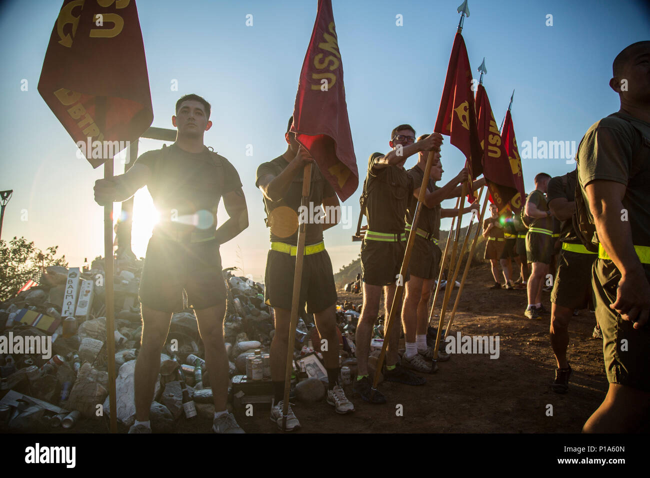 161006-M-PC 554-152 Camp Pendleton (Oct 6, 2016) US-Marines mit 13 Marine Expeditionary Unit sammeln im "Horno Kreuze" auf der Marines, die das ultimative Opfer gab, sowie ein paar Worte aus ihrem Bataillonskommandeur zu hören, während eine motivierende ausführen, bevor Sie de-Composite aus dem 13. MEU an Bord Camp Pendleton, Ca, May 6, 2016 zu reflektieren. Die 13. MEU wird formal die operative Steuerung des Bodenkampf verzichten, Luftfahrt und Logistik Kampf. (U.S. Marine Corps Foto von Sgt. Hector de Jesus/freigegeben) Stockfoto