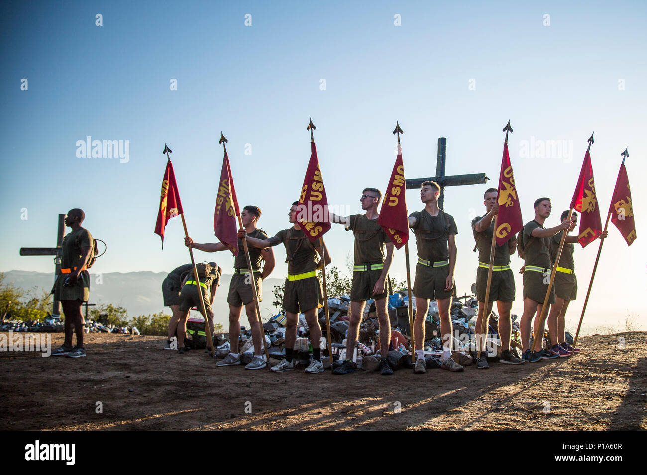 161006-M-PC 554-156 Camp Pendleton (Oct 6, 2016) US-Marines mit 13 Marine Expeditionary Unit sammeln im "Horno Kreuze" auf der Marines, die das ultimative Opfer gab, sowie ein paar Worte aus ihrem Bataillonskommandeur zu hören, während eine motivierende ausführen, bevor Sie de-Composite aus dem 13. MEU an Bord Camp Pendleton, Ca, May 6, 2016 zu reflektieren. Die 13. MEU wird formal die operative Steuerung des Bodenkampf verzichten, Luftfahrt und Logistik Kampf. (U.S. Marine Corps Foto von Sgt. Hector de Jesus/freigegeben) Stockfoto