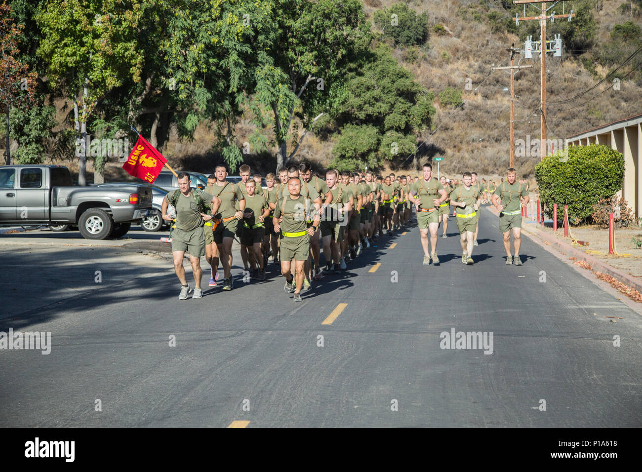 161006-M-PC 554-261 Camp Pendleton (Oct 6, 2016) US Marine LtCol. Jonathan Smith und SgtMaj. Jason Boldenow mit dem 13 Marine Expeditionary Unit führen die Marines des zweiten Bataillons, 1. Marine Regiment, auf eine motivierende ausführen, bevor Sie de-Composite aus dem 13. MEU an Bord Camp Pendleton, Ca, May 6, 2016. Die 13. MEU wird formal die operative Steuerung des Bodenkampf verzichten, Luftfahrt und Logistik Kampf. (U.S. Marine Corps Foto von Sgt. Hector de Jesus/freigegeben) Stockfoto