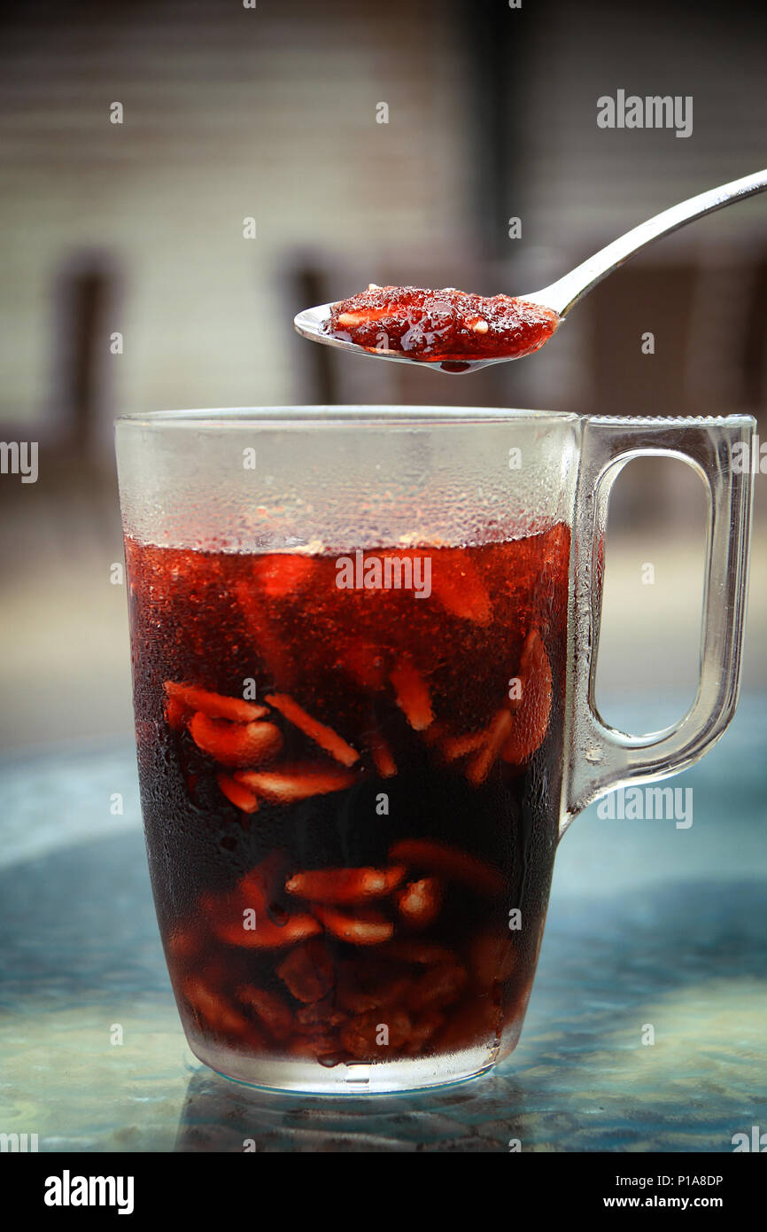 Ein Löffel über einem jallab hohes Glas. Jallab ist ein erfrischender Sommerdrink, beliebte während des Ramadan. Stockfoto