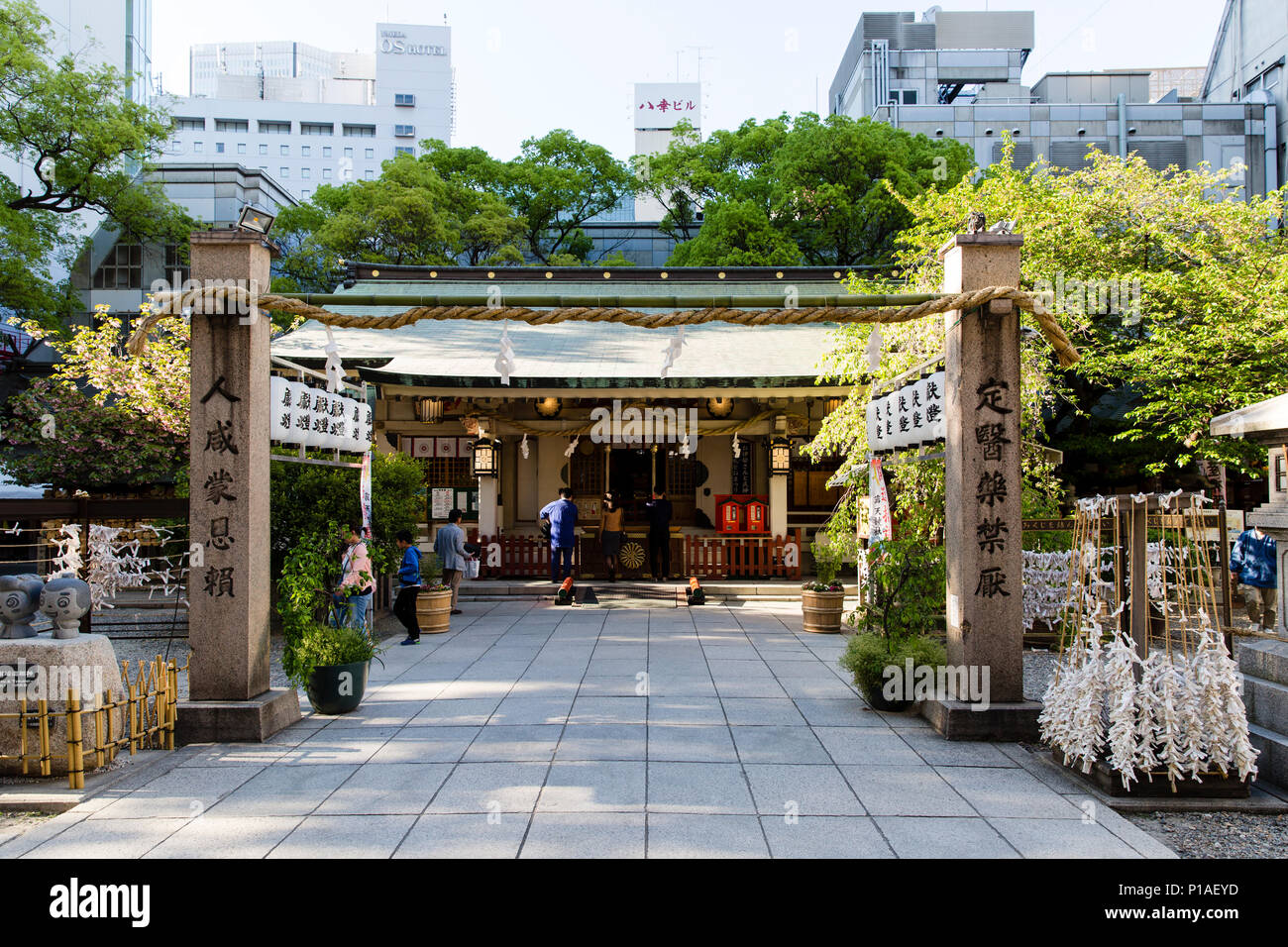 Der haupttempel Gebäude der Ohatsu Tenjin Schrein im Zentrum von Osaka, Japan. Stockfoto