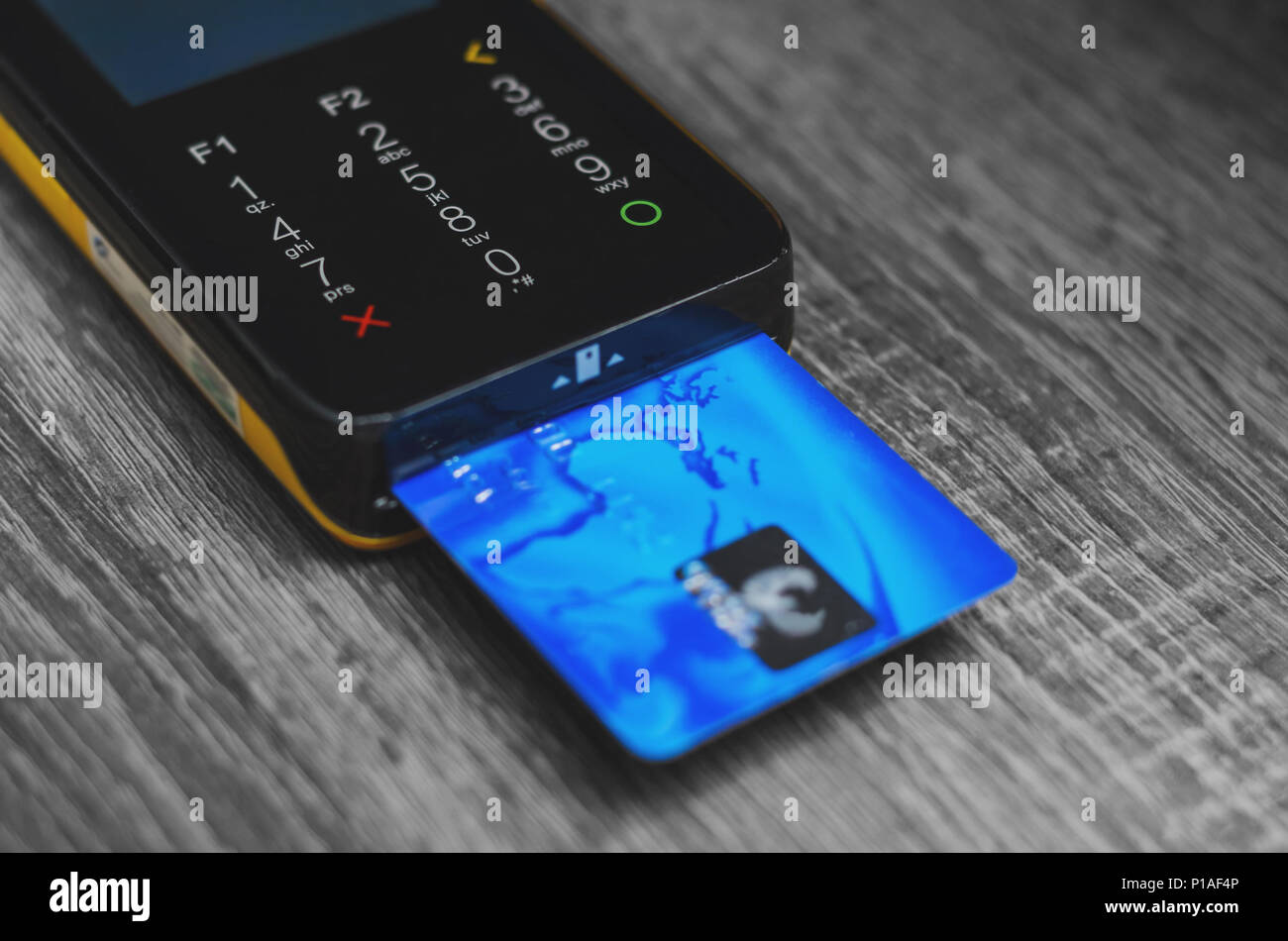 Credit Card Reader mit einem blauen Kreditkarte eingefügt. Kreditkarte Terminal mit Touchscreen. Stockfoto