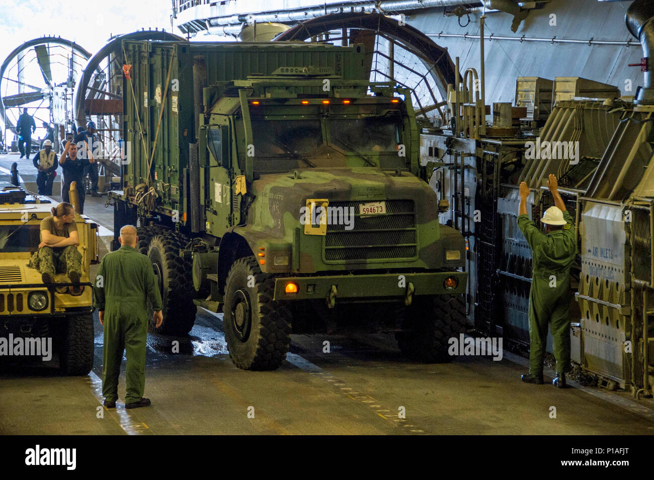 161005-N-WF 272-797 SUBIC BAY, Philippinen (Okt. 5, 2016) Marines, die Ladung zu bekämpfen, bewegen Fahrzeuge innerhalb einer Landing Craft air cushion (LCAC), zugeordnet zu den Naval Beach (NBU) 7, an Bord amphibisches Schiff USS BONHOMME RICHARD (LHD6) während der Philippinischen amphibische Landung Übung 33 (PHIBLEX). PHIBLEX 33 ist eine jährliche US-philippinische Militär bilaterale Übung, kombiniert amphibische Landung und Live-Fire Training mit humanitären civic Unterstützung, Interoperabilität zu stärken und die Zusammenarbeit. Bonhomme Richard, dem Flaggschiff der Bonhomme Richard Expeditionary Str Stockfoto