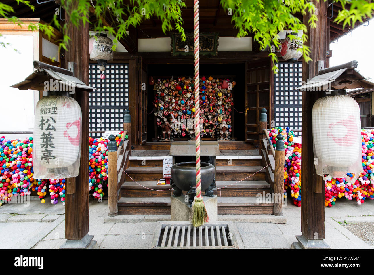 Main verändern und Heiligtum zu Yasaka Koshindo Tempel, Kyoto, Japan. Stockfoto