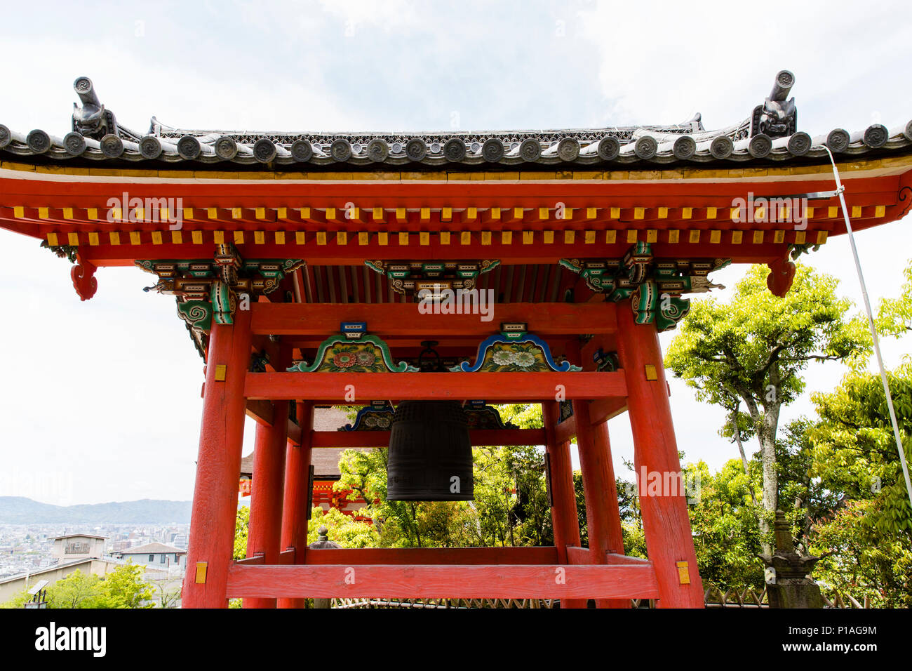 Der Glockenturm bekannt als shoro der Kiyomizu-dera Buddhistischen Tempel, Kyoto, Japan. Stockfoto